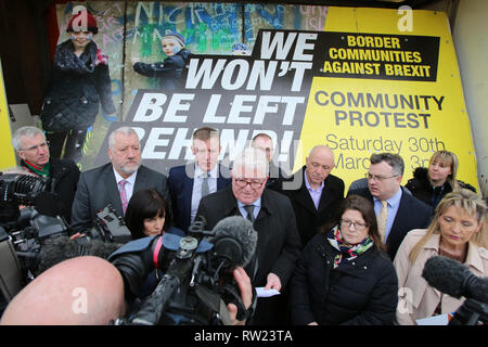 Belfast, Regno Unito. 04 Mar, 2019. Sinn Féin, SDLP e rappresentanti di Alleanza uniti i membri dal confine europee contro Brexit per il lancio di un nuovo cartellone e un anti-dichiarazione Brexit a Stormont agli edifici del Parlamento di Belfast, Irlanda del Nord, lunedì 4 marzo 2019. Il gruppo ha annunciato un importante confine protesta il 30 marzo. Foto/Paolo McErlane Credito: Irish occhio/Alamy Live News Foto Stock