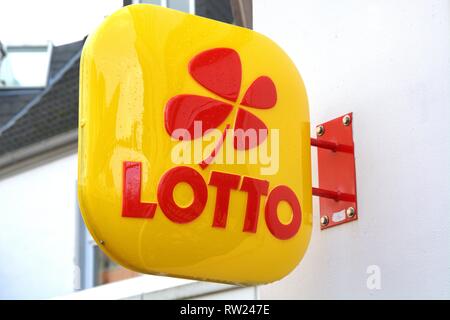 Schleswig, Deutschland. 01 gen 2019. Il piovoso, cartello giallo di una lotteria il punto di raccolta a Schleswig con il rosso Glucksklee e il logo del Lotto. --- Per solo uso editoriale --- Solo per uso editoriale! | Utilizzo di credito in tutto il mondo: dpa/Alamy Live News Foto Stock