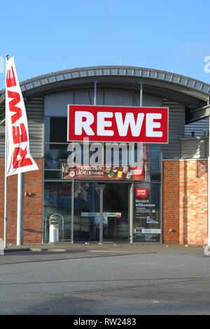 Schleswig, Deutschland. 01 gen 2019. La zona di ingresso di un ramo di Rewe nel Land Schleswig. REWE ha recentemente ricostruito e rinominato il mercato come parte dell'acquisizione del cielo in REWE. --- Per solo uso editoriale --- Solo per uso editoriale! | Utilizzo di credito in tutto il mondo: dpa/Alamy Live News Foto Stock