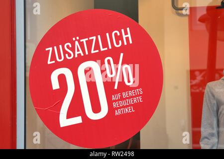 Schleswig, Deutschland. 01 gen 2019. All'inizio dell'anno, molti negozi al dettaglio sono per attrarre i clienti con sconti. Con S. Oliver dà ulteriore 20% sul già ridotto gli articoli. --- Per solo uso editoriale --- Solo per uso editoriale! | Utilizzo di credito in tutto il mondo: dpa/Alamy Live News Foto Stock