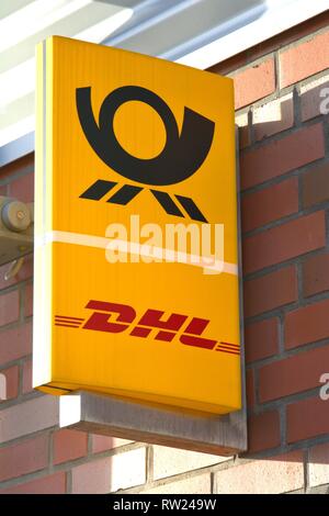 Schleswig, Deutschland. 01 gen 2019. Il segno luminoso di DHL parcel shop con post office a Schleswig. Deutsche Post AG offre una rete del negozio per molti rivenditori tramite shop-in-shop solutions, che essa non era stata in grado di operare sul proprio. --- Per solo uso editoriale --- Solo per uso editoriale! | Utilizzo di credito in tutto il mondo: dpa/Alamy Live News Foto Stock