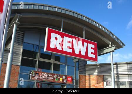 Schleswig, Deutschland. 01 gen 2019. La zona di ingresso di un ramo di Rewe nel Land Schleswig. REWE ha recentemente ricostruito e rinominato il mercato come parte dell'acquisizione del cielo in REWE. --- Per solo uso editoriale --- Solo per uso editoriale! | Utilizzo di credito in tutto il mondo: dpa/Alamy Live News Foto Stock