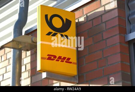 Schleswig, Deutschland. 01 gen 2019. Il segno luminoso di DHL parcel shop con post office a Schleswig. Deutsche Post AG offre una rete del negozio per molti rivenditori tramite shop-in-shop solutions, che essa non era stata in grado di operare sul proprio. --- Per solo uso editoriale --- Solo per uso editoriale! | Utilizzo di credito in tutto il mondo: dpa/Alamy Live News Foto Stock