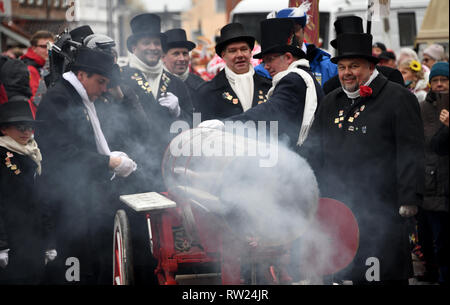 Marne, Germania. 04 Mar, 2019. Carnivalists preparare l'assalto al municipio con colpi di cannone. La Rosa lunedì processione ancora una volta ha attirato migliaia di visitatori a Schleswig-Holstein roccaforte di carnevale. Credito: Carsten Rehder/dpa/Alamy Live News Foto Stock