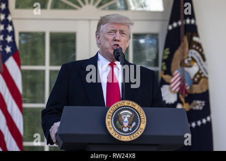 25 gennaio 2019 - Washington, Distretto di Columbia, Stati Uniti d'America - Il presidente statunitense Donald Trump parla di governo shutdown on gennaio 25, 2019, dal Giardino delle Rose della Casa Bianca di Washington, DC. (Credito Immagine: © Alex Edelman/ZUMA filo) Foto Stock