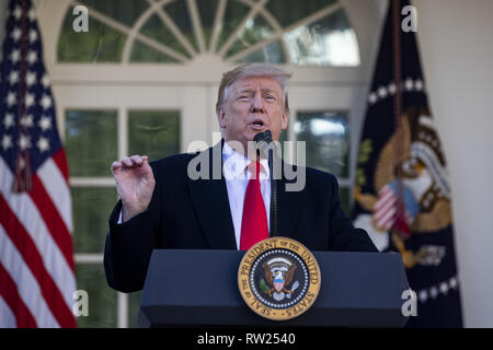 25 gennaio 2019 - Washington, Distretto di Columbia, Stati Uniti d'America - Il presidente statunitense Donald Trump parla di governo shutdown on gennaio 25, 2019, dal Giardino delle Rose della Casa Bianca di Washington, DC. (Credito Immagine: © Alex Edelman/ZUMA filo) Foto Stock