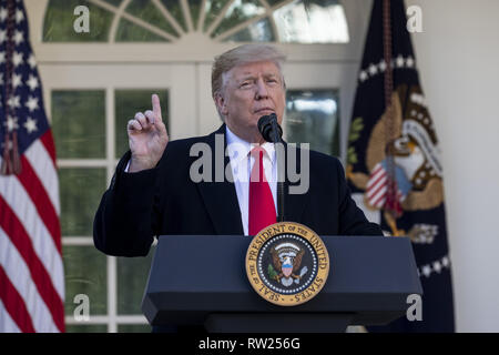 25 gennaio 2019 - Washington, Distretto di Columbia, Stati Uniti d'America - Il presidente statunitense Donald Trump parla di governo shutdown on gennaio 25, 2019, dal Giardino delle Rose della Casa Bianca di Washington, DC. (Credito Immagine: © Alex Edelman/ZUMA filo) Foto Stock