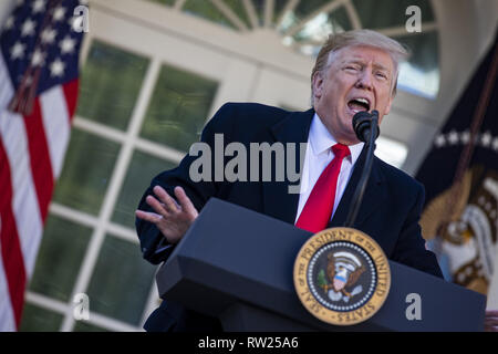 25 gennaio 2019 - Washington, Distretto di Columbia, Stati Uniti d'America - Il presidente statunitense Donald Trump parla di governo shutdown on gennaio 25, 2019, dal Giardino delle Rose della Casa Bianca di Washington, DC. (Credito Immagine: © Alex Edelman/ZUMA filo) Foto Stock