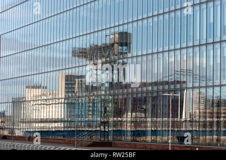 Glasgow, Scotland, Regno Unito. 4 Marzo, 2019. Meteo REGNO UNITO: Riflessioni in windows della BBC Scotland edificio sulle rive del fiume Clyde al Pacific Quay in un pomeriggio soleggiato. Credito: Berretto Alamy/Live News Foto Stock