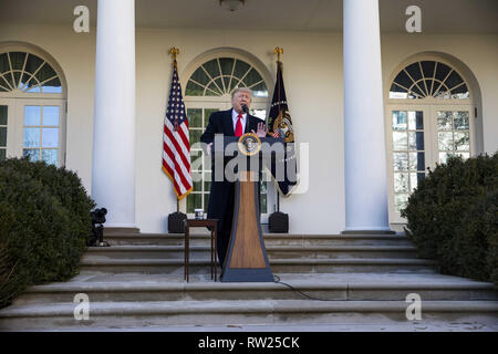 25 gennaio 2019 - Washington, Distretto di Columbia, Stati Uniti d'America - Il presidente statunitense Donald Trump parla di governo shutdown on gennaio 25, 2019, dal Giardino delle Rose della Casa Bianca di Washington, DC. (Credito Immagine: © Alex Edelman/ZUMA filo) Foto Stock