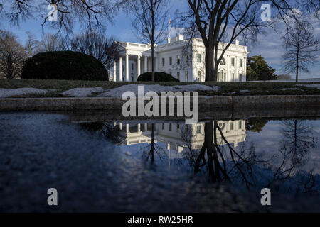 Washington, Distretto di Columbia, Stati Uniti d'America. Xix gen, 2019. La Casa bianca è riflessa in una neve pozza fusa sulla Casa Bianca vialetto di Washington il 21 febbraio 2019. Credito: Alex Edelman/ZUMA filo/Alamy Live News Foto Stock