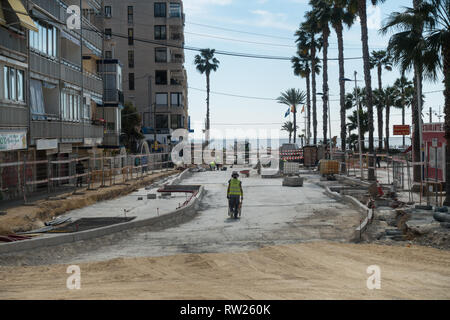 Marina Baixa Avenida, la Cala de Finestrat, Benidorm, Spagna, 04 marzo 2019. La costruzione di un grande doppio culvert sotto terra per prendere le acque alluvionali dal percorso del vecchio letto del fiume è quasi completa. Il burrone era stato precedentemente pavimentato e l'acqua alluvionata risultante ha funzionato giù la strada sopra terra con 3 morti negli ultimi anni. Nel 2017 un uomo è stato girato essere travolto alla sua morte qui. Foto Stock