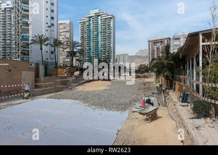 Marina Baixa Avenida, la Cala de Finestrat, Benidorm, Spagna, 04 marzo 2019. La costruzione di un grande doppio culvert sotto terra per prendere le acque alluvionali dal percorso del vecchio letto del fiume è quasi completa. Il burrone era stato precedentemente pavimentato e l'acqua alluvionata risultante ha funzionato giù la strada sopra terra con 3 morti negli ultimi anni. Nel 2017 un uomo è stato girato essere travolto alla sua morte qui. Foto Stock