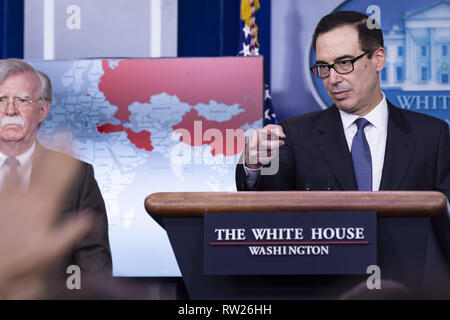 28 gennaio 2019 - Washington, Distretto di Columbia, Stati Uniti d'America - Segretario del Tesoro Steven Mnuchin prende le domande da reporter alla Casa Bianca di Washington il 28 gennaio 2019. La Casa Bianca ha annunciato nuove sanzioni economiche contro il Venezuela. (Credito Immagine: © Alex Edelman/ZUMA filo) Foto Stock