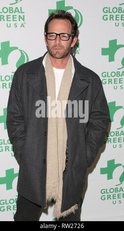 FILE IMMAGINE: di Burbank, California, USA. 4 Mar 2019. Attore Luke Perry muore dopo aver subito una massiccia corsa. Foto scattata: Hollywood, CA - 20 febbraio: Luke Perry assiste Global Green USA del decimo Pre-Oscar annuale festa a Avalon il 20 febbraio 2013 in Hollywood, la California. Persone: Luke Perry Credito: tempeste Media Group/Alamy Live News Credito: tempeste Media Group/Alamy Live News Foto Stock