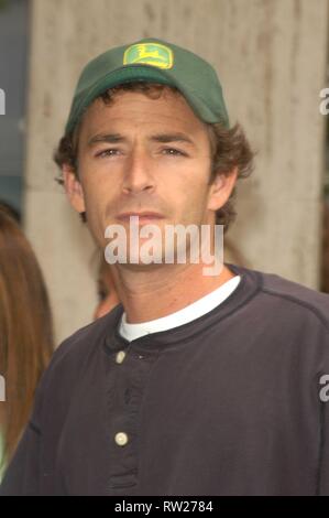 ***FILE FOTO*** LUKE PERRY morto a 52 Luke Perry presso il Los Angeles Premiere di Dreamwork "inbad: la leggenda dei sette mari,' Loew's Century City Cinema, Century City, CA 06-22-03 Credito: David Edwards/DailyCeleb/MediaPunch Foto Stock