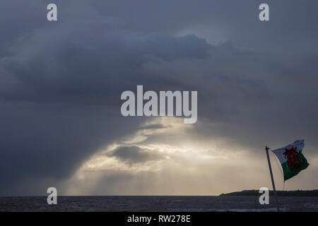 Sully, Wales, Regno Unito. Il 4 marzo 2019. Un vento-battuto bandiera gallese in corrispondenza di una guardia costiera belvedere sopra il canale di Bristol come tempesta Freya colpisce il Galles del Sud. Credito: Mark Hawkins/Alamy Live News Foto Stock