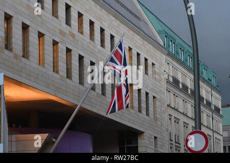 Berlino, Germania. 4 Mar 2019. La pioggia caduta in serata meteo nella capitale tedesca in Germania i turisti e gli amanti dello shopping e la gente domestica faccia tempo piovoso giornata nella capitale tedesca. (Foto..Francesco Giuseppe decano / Deanpictures. Credito: Francesco Giuseppe decano / Deanpictures/Alamy Live News Foto Stock