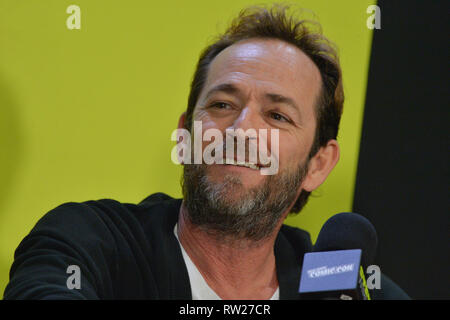FILE IMMAGINE: di Burbank, California, USA. 4 Mar 2019. Attore Luke Perry muore dopo aver subito una massiccia corsa. Foto scattata: Luke Perry durante il New York Comic Con presso il Jacob Javits Center il 7 ottobre 2018 in New York City. Credito: Erik Pendzich/Alamy Live News Foto Stock