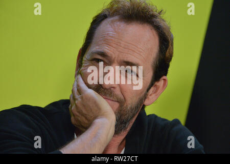 FILE IMMAGINE: di Burbank, California, USA. 4 Mar 2019. Attore Luke Perry muore dopo aver subito una massiccia corsa. Foto scattata: Luke Perry durante il New York Comic Con al Javits Center il 7 ottobre 2018 in New York City. Credito: Erik Pendzich/Alamy Live News Foto Stock