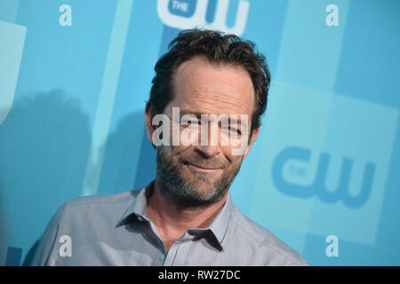 FILE IMMAGINE: di Burbank, California, USA. 4 Mar 2019. Attore Luke Perry muore dopo aver subito una massiccia corsa. Foto scattata: Attore Luke Perry assiste il 2017 CW iniziali per il 18 maggio 2017 in New York City. Credito: Erik Pendzich/Alamy Live News Foto Stock