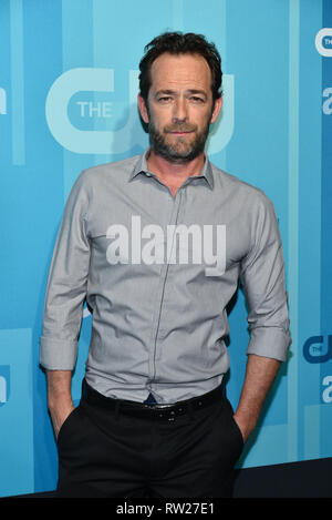 FILE IMMAGINE: di Burbank, California, USA. 4 Mar 2019. Attore Luke Perry muore dopo aver subito una massiccia corsa. Foto scattata: Attore Luke Perry assiste il 2017 CW iniziali per il 18 maggio 2017 in New York City. Credito: Erik Pendzich/Alamy Live News Foto Stock