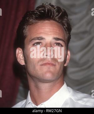 ***FILE FOTO*** LUKE PERRY morto a 52 Luke Perry 1992 Foto di Adam Scull/il PHOTOlink/MediaPunch Foto Stock