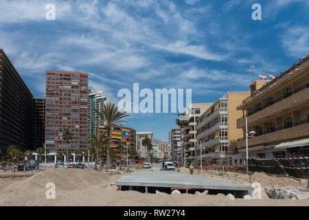 Marina Baixa Avenida, la Cala de Finestrat, Benidorm, Spagna, 04 marzo 2019. La costruzione di un grande doppio culvert sotto terra per prendere le acque alluvionali dal percorso del vecchio letto del fiume è quasi completa. Il burrone era stato precedentemente pavimentato e l'acqua alluvionata risultante ha funzionato giù la strada sopra terra con 3 morti negli ultimi anni. Nel 2017 un uomo è stato girato essere travolto alla sua morte qui. Foto Stock