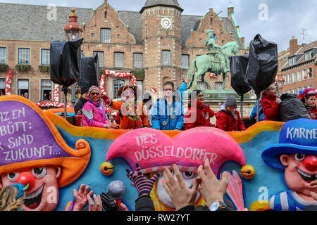 Dusseldorf, Germania. 4° febbraio 2019. Il meraviglioso Carnevale annuale processione passando attraverso il Rathaus Marktplatz nel centro di Dusseldorf. Credito: Ashley Greb/Alamy Live News Foto Stock
