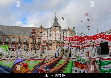 Dusseldorf, Germania. 4° febbraio 2019. Il meraviglioso Carnevale annuale processione passando attraverso il Rathaus Marktplatz nel centro di Dusseldorf. Credito: Ashley Greb/Alamy Live News Foto Stock