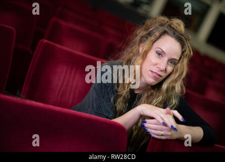 Berlino, Germania. 4 Mar 2019. Direttore del teatro Yael Ronen si siede nella sala della Maxim Gorki Theater. Foto: Monika Skolimowska/dpa-Zentralbild dpa/credito: dpa picture alliance/Alamy Live News Foto Stock