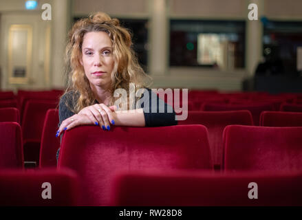 Berlino, Germania. 4 Mar 2019. Direttore del teatro Yael Ronen si siede nella sala della Maxim Gorki Theater. Foto: Monika Skolimowska/dpa-Zentralbild dpa/credito: dpa picture alliance/Alamy Live News Foto Stock