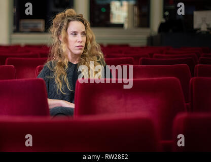 Berlino, Germania. 4 Mar 2019. Direttore del teatro Yael Ronen si siede nella sala della Maxim Gorki Theater. Foto: Monika Skolimowska/dpa-Zentralbild dpa/credito: dpa picture alliance/Alamy Live News Foto Stock