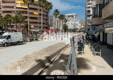 Marina Baixa Avenida, la Cala de Finestrat, Benidorm, Spagna, 04 marzo 2019. La costruzione di un grande doppio culvert sotto terra per prendere le acque alluvionali dal percorso del vecchio letto del fiume è quasi completa. Il burrone era stato precedentemente pavimentato e l'acqua alluvionata risultante ha funzionato giù la strada sopra terra con 3 morti negli ultimi anni. Nel 2017 un uomo è stato girato essere travolto alla sua morte qui. Foto Stock