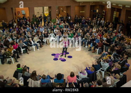 Madris, Spagna. 4 Mar 2019. Isabel Serra da Podemos resa pubblica oggi la sua candidatura per il capo della Comunità di Madrid nelle elezioni in arrivo che avrà luogo il 26 maggio 2019. L' ATTO ha avuto luogo presso il centro culturale di Pozo del Tío Raimundo dove centinaia di sostenitori del partito si sono riuniti per manifestare il loro sostegno per il nuovo canditate. Isabel Serra ha annunciato le caratteristiche principali della sua campagna concentrandosi soprattutto su questioni di carattere sociale e la parità tra i sessi, il più alto livello di educazione nelle scuole e meglio facilies per persone con disabilieties. Credito: Lora Grigorova/Alamy vivere nuove Foto Stock