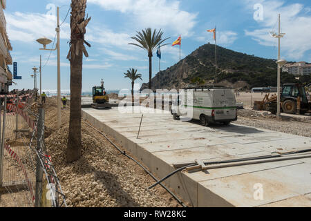 Marina Baixa Avenida, la Cala de Finestrat, Benidorm, Spagna, 04 marzo 2019. La costruzione di un grande doppio culvert sotto terra per prendere le acque alluvionali dal percorso del vecchio letto del fiume è quasi completa. Il burrone era stato precedentemente pavimentato e l'acqua alluvionata risultante ha funzionato giù la strada sopra terra con 3 morti negli ultimi anni. Nel 2017 un uomo è stato girato essere travolto alla sua morte qui. Foto Stock