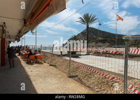 Marina Baixa Avenida, la Cala de Finestrat, Benidorm, Spagna, 04 marzo 2019. La costruzione di un grande doppio culvert sotto terra per prendere le acque alluvionali dal percorso del vecchio letto del fiume è quasi completa. Il burrone era stato precedentemente pavimentato e l'acqua alluvionata risultante ha funzionato giù la strada sopra terra con 3 morti negli ultimi anni. Nel 2017 un uomo è stato girato essere travolto alla sua morte qui. Foto Stock