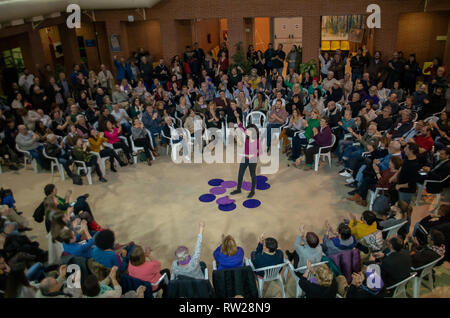 Madris, Spagna. 4 Mar 2019. Isabel Serra da Podemos resa pubblica oggi la sua candidatura per il capo della Comunità di Madrid nelle elezioni in arrivo che avrà luogo il 26 maggio 2019. L' ATTO ha avuto luogo presso il centro culturale di Pozo del Tío Raimundo dove centinaia di sostenitori del partito si sono riuniti per manifestare il loro sostegno per il nuovo canditate. Isabel Serra ha annunciato le caratteristiche della sua campagna concentrandosi soprattutto su questioni di carattere sociale e la parità tra i sessi, il più alto livello di educazione nelle scuole e meglio facilies per persone con disabilieties. Credito: Lora Grigorova/Alamy Live News Foto Stock