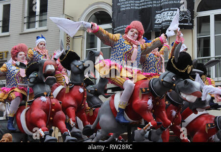 AALST, Belgio, 4 marzo 2019: Sconosciuto ballerino femmina godendo la parata durante l annuale carnevale di Aalst, che è patrimonio UNESCO evento riconosciuto del patrimonio culturale immateriale. Credito: Imladris/Alamy Live News Foto Stock