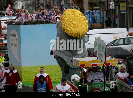 04 marzo 2019, della Renania settentrionale-Vestfalia, Köln: un carro a tema sul tema di Trump giostre del Martedì Grasso lunedì processione. Con la rosa lunedì processioni, Renania street carnival raggiunge il suo culmine. Foto: Oliver Berg/dpa Foto Stock