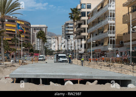 Marina Baixa Avenida, la Cala de Finestrat, Benidorm, Spagna, 04 marzo 2019. La costruzione di un grande doppio culvert sotto terra per prendere le acque alluvionali dal percorso del vecchio letto del fiume è quasi completa. Il burrone era stato precedentemente pavimentato e l'acqua alluvionata risultante ha funzionato giù la strada sopra terra con 3 morti negli ultimi anni. Nel 2017 un uomo è stato girato essere travolto alla sua morte qui. Foto Stock