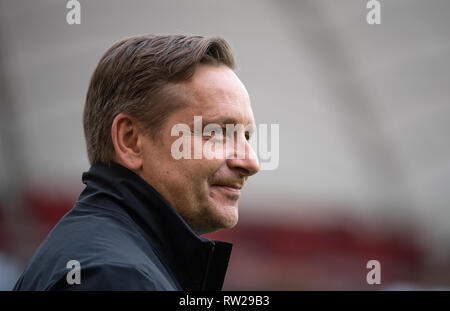 Stuttgart, Germania. 03 Mar, 2019. Calcio: Bundesliga, VfB Stuttgart - Hannover 96, XXIV Giornata nel Mercedes-Benz Arena. Hannover è Horst Heldt, manager di Hannover 96, prima che il gioco comincia. Credito: Fabian Sommer/dpa/Alamy Live News Foto Stock