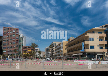 Marina Baixa Avenida, la Cala de Finestrat, Benidorm, Spagna, 04 marzo 2019. La costruzione di un grande doppio culvert sotto terra per prendere le acque alluvionali dal percorso del vecchio letto del fiume è quasi completa. Il burrone era stato precedentemente pavimentato e l'acqua alluvionata risultante ha funzionato giù la strada sopra terra con 3 morti negli ultimi anni. Nel 2017 un uomo è stato girato essere travolto alla sua morte qui. Foto Stock