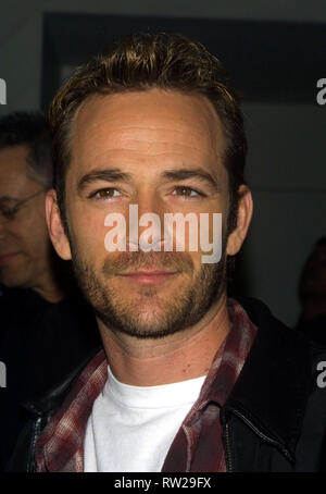 Attore LUKE PERRY (11 Ottobre 1966 - 4 Marzo 2019) il più noto per i suoi ruoli in TV mostra "Beverly Hills 90210' e 'Riverdale', morto lunedì all'età di 52 dopo aver subito una massiccia corsa la scorsa settimana. Nella foto: Mar 13, 2002 - New York New York, Stati Uniti - Attore LUKE PERRY @ la rete di Showtime programmazione annuale Pranzo di anteprima. Credito: Nancy Kaszerman/ZUMAPRESS.com/Alamy Live News Foto Stock