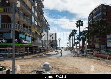 Marina Baixa Avenida, la Cala de Finestrat, Benidorm, Spagna, 04 marzo 2019. La costruzione di un grande doppio culvert sotto terra per prendere le acque alluvionali dal percorso del vecchio letto del fiume è quasi completa. Il burrone era stato precedentemente pavimentato e l'acqua alluvionata risultante ha funzionato giù la strada sopra terra con 3 morti negli ultimi anni. Nel 2017 un uomo è stato girato essere travolto alla sua morte qui. Foto Stock