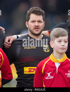 Heidelberg, Germania. 02Mar, 2019. Terza partita di rugby Europa del campionato 2019: Germany-Russia su 09.02.2019 in Heidelberg. Morne Laubscher (Germania, 21) durante l'inno nazionale. Credito: Jürgen Kessler/dpa/Alamy Live News Foto Stock