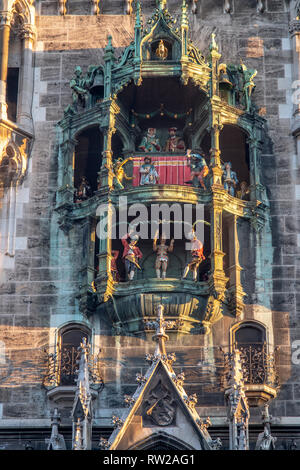 Marienplatz un complesso clocktower a Monaco di Baviera, Germania Foto Stock