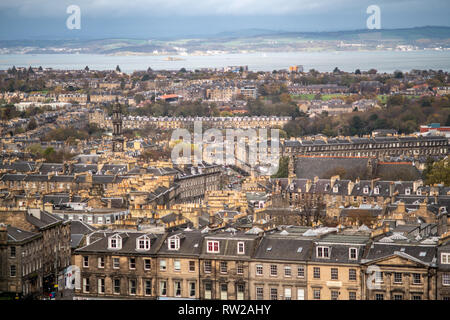 Vista da Calton Hill si affaccia sul panorama urbano di Edimburgo, capitale della Scozia, Scozia Foto Stock