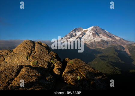 WA15861-00...WASHINGTON - rocce vicino al vertice di Gobblers manopola e il Monte Rainier in Mount Rainier National Park. Foto Stock