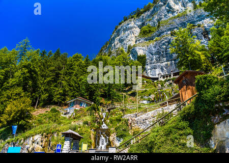 Le case sulla roccia nei pressi del lago di Thun, Thunersee a Berna, Svizzera Foto Stock